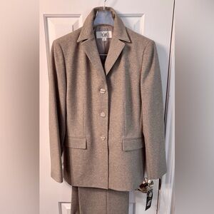 LeSuit Petite Jacket and Pant Suit Size 4P